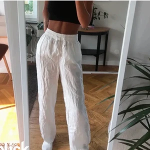 Strl: 34-36 - Köpte ett par super fina vita linnebyxor men kommer int till användning längre super fina och bra skick⚡️(lånat bild)