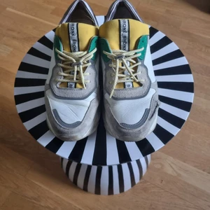 Bronx sneakers - Bronx sneakers i strl 38. Hål i vänster sko som syns på bild. 