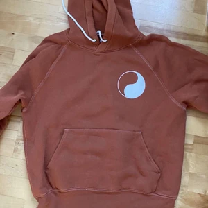 our legacy hoodie - Our legacy workshop hoodie i storlek 48. super fin orange färg. köparen står för frakt 💚