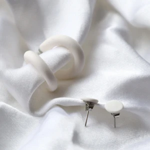 Reykjavik + Strasbourg  - Öronpinnen finns att välja i guld och silver färgat. Handgjorda✨