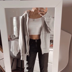 Oversized dragkedja-hoodie - Säljer en oversized hoodie med dragkedja strl 1 för 50kr 