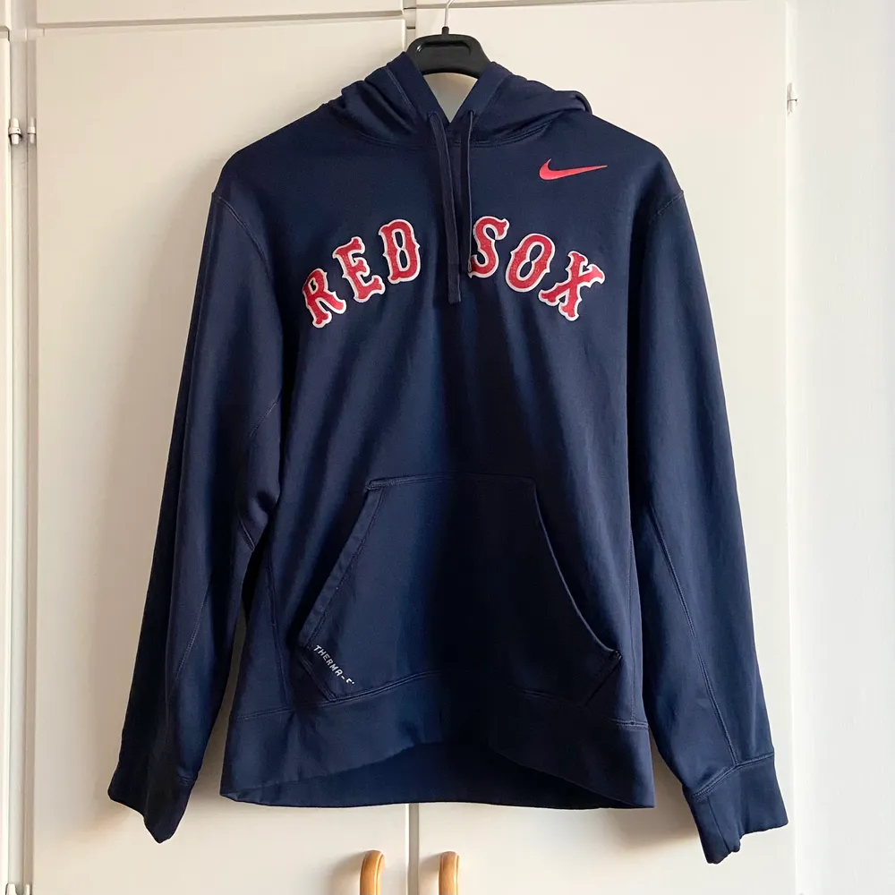 Boston Red Sox Nike huvtröja/hoodie.  Storlek saknas men uppskattas till S/M.  Fleece material på insidan. Nike Therma - Fit. Hoodies.