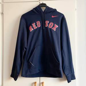 Boston Red Sox Nike huvtröja/hoodie.  Storlek saknas men uppskattas till S/M.  Fleece material på insidan. Nike Therma - Fit