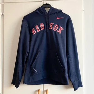 Boston Red Sox Nike Hoodie - Boston Red Sox Nike huvtröja/hoodie.  Storlek saknas men uppskattas till S/M.  Fleece material på insidan. Nike Therma - Fit