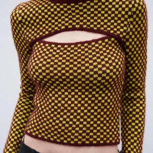 Topp zara - Säljer denna supersnygga toppen från Zara som tyvärr inte passade som önskat, och hann inte lämna tillbaka den. Den är helt oanvänd! Kan mötas i Stockholm eller frakta (köpare stör för fraktkostnad)