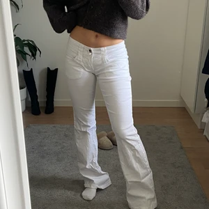 Lowrise vita byxor - Superfina byxor till framförallt till sommaren, säljer 