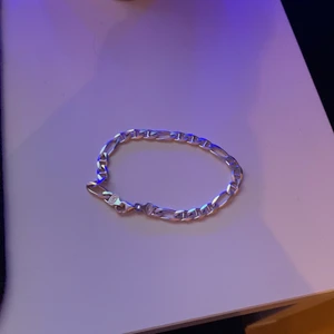 Armband kille och tjej  - Hej jag säljer en armband för 600kr kan prata om priset i privat .och den är äkta silver 