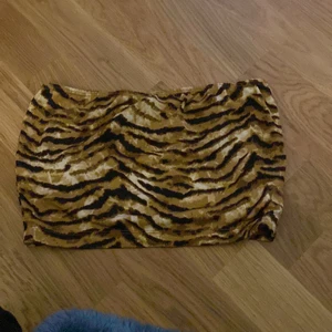 Leopard bandeau - En bandeautopp i leopardmönster från shein. Jätte skönt material och sitter jättefint över brösten!