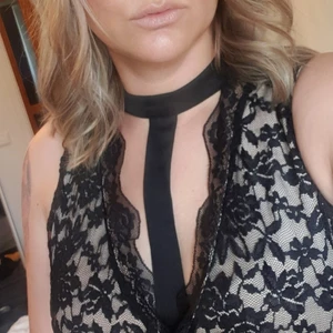 Topp med spets  - Snygg topp med spets från bonprix. Använt ett fåtal gånger. Väldigt bra och fin kvalité. Köparen står för frakten.