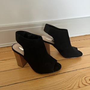 Svarta klackskor  - Svarta klackskor i mocka från primark i ”mocka”🖤 använd enstaka gång SISTA KÖPDAGEN ÄR FREDAG FÖRMIDDAG ❌