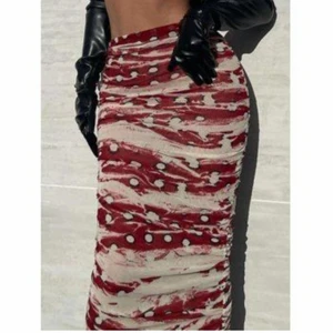 Ruched midi skirt - Jätte fin kjol som når till vaderna. Jag aldrig använt och säljer eftersom storleken är för liten för mig.