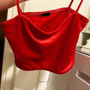 röd magtröja - gullig röd magtröja ifrån gina tricot. inte för kort. finns även i svart och beige färg.