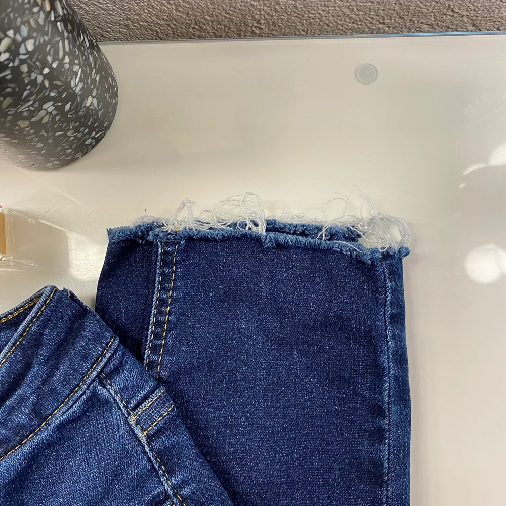 Jättefina mörkblå jeans från NA-KD med lite slitningar längst ner. Storlek S . Jeans & Byxor.