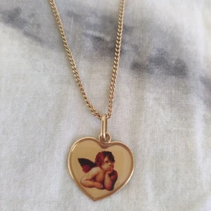 Halsband  - Äkta guld! Ett hjärta med en ängel i, jätte fint men använder inte så jag säljer de🙂