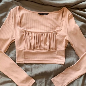 Rosa topp - Säljer en ljusrosa tröja! Färgen skulle jag säga är mest som sista bilden. Säljer den för 50kr plus frakt. Hör av dig för mer information