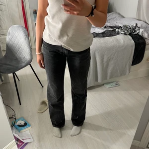 Zara mid waist jeans - Uuuursnygga SLUTSÅLDA mid waist jeans från zara😍😫 Är i storlek 40 men liten i storlek tycker jag, så sitter som en 38. Säljer pga att dom ej kommer till användning längre och blivit lite förstora på mig. Knappt använda (nyskick) 🙌🏼
