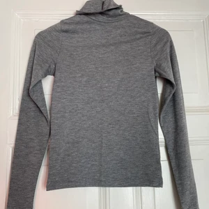 Longsleeve polo stl XS  - Jätte fin ljusgrå polo från lager 157. Storlek XS och sitter tajt på mig som har XS/S i tröjor. Inte använd ofta alls, så i bra skick!💌💌 