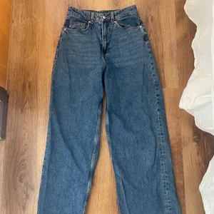 Blåa jeans - Sitter likadant som jeansen på andra bilden