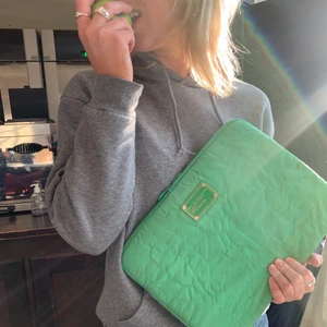 Marc jacobs datorfodral  - Så snyggt datorfodral från Marc jacobs i härlig grön färg. Äkta såklart 🍏❤️