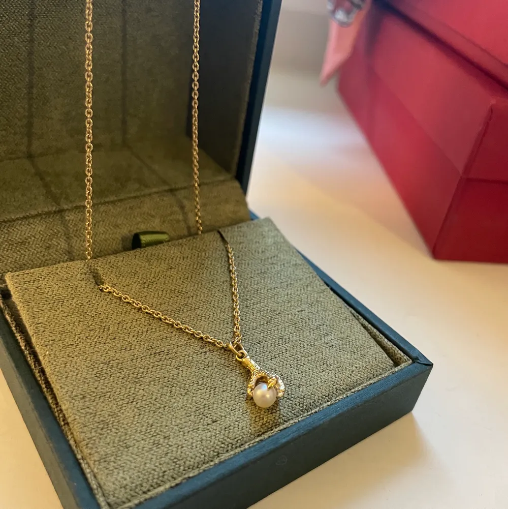 Intresse koll på ”claw” berlock! Köpte två av Maria Nilsdotter ”Tiny claw pearl necklace” då kedjan på första gick sönder. Gjorde om det till ett örhänge alternativt så kan man köpa en kedja och sätta på berlocken! Undrar om någon är intresserad av att köpa som ett örhänge eller bara berlocken! 💖 (nypris för halsbandet är 2495kr). Accessoarer.
