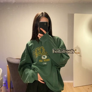 Packers collage sweather  - Denna köpte jag i london på en vintage affär för typ 800 😫 har använt den kanske 3 gånger. Den är jätteskön och oversized och passar alla. 