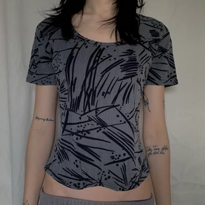 T-shirt  - Topp som är Såå söt men lite stor på mig. Skulle säga att den passar s eller en xs med lite större bröst än jag har. 80kr plus frakt💕💕