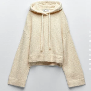 stickad hoodie zara - säljer denhär stickade hoodie från zara storlek xs-s! Aldrig använd och har lappen kvar, nypris 399 säljer för 200kr+frakt! (om fler intresserade får man lägga bud privat)skriv vid fler frågor eller bilder!