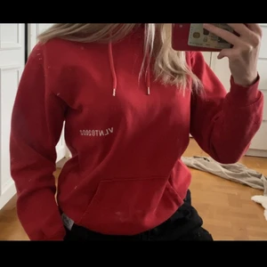 Röd Hoodie - Röd Hoodie köpt på Carlings. Jättefin passform! Superbra kvalite. Strl S. I bra skick! Köparen står för frakt💕