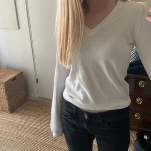 V-ringad zara tröja - Nu säljer jag den här v-ringade tröjan ifrån zara med ett mycket bra skick eftersom att jag använt den runt 2 gånger.Säljer den eftersom att den inte kommer till användning längre och har många liknande tröjor. Tröjan är i storlek S och passar bra på mig som oftast har S. Den kan funka för större storlek också, beror på hur man vill att den sitter. Köpte tröjan för 259kr, startar priset på 90kr. Köparen står för frakt💕