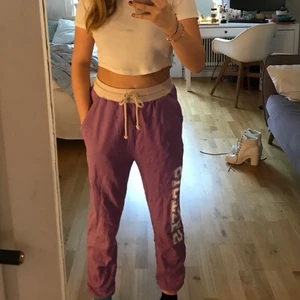 Sisters mjukisbyxor - Riktiga sisters byxor från James Charles klädmärke! Byxorna är mjuka och knappt använda så de är i bra skick😊👍🏼 Säljer för de är för stora. KÖPAREN STÅR FÖR FRAKT 