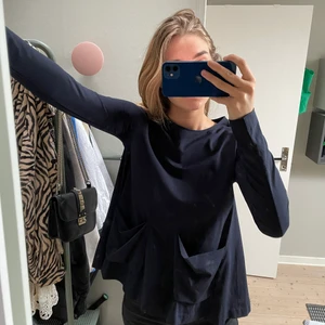 Långärmad tröja med fickor - Mörkblå långärmad tröja med fickor! Använd fåtal gånger! Nypris 499kr 