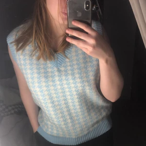 Stickad väst fårn SHEIN  - Säljer denna fina blåa väst från SHEIN då den inte används något. Den är i storlek M och sitter inte jätte tajt på mig som har S/M 💙80+frakt 
