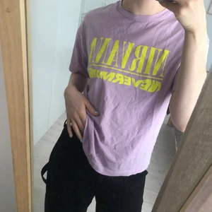 Snygg graphic tee  - Nirvana nervermind. Använd sparsamt, fint skick!