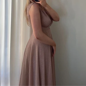 Glittrig balklänning  - Säljer min glittriga klänning med slit från goddiva, endast använd en gång. Klänningen är i nytt skick men är dock en aningen sliten längst ner på släpet men är inget som märks av. Den är köpt för 900kr och säljs nu för 400kr. Skriv gärna för fler bilder osv.