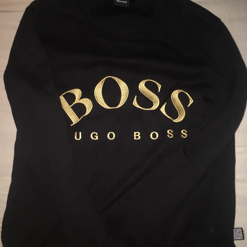 Hej! Jag säljer nu min Guld svarta Hugo boss sweatshirt som är i ny skick. Den är i storlek XS men passar perfekt om du har storlek S också. Har haft den i några månader nu och säljer den för den inte längre passar mig. . Tröjor & Koftor.