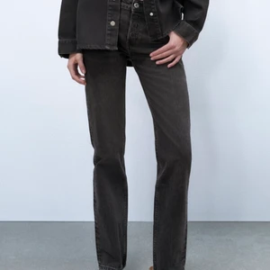 Zara jeans mid Rise BYTA STORLEK  - OBS BYTE!!! Hej, jag har dessa gråa zara jeans i modellen ”Straight mid rise” i storlek 38 och skulle gärna vilja byta dem mot samma modell i storlek 36!!! Om någon har ett par i storlek 36 i fint skick som ni skulle kunna tänka er byta mot 38 hör gärna av er😇 Jeansen är i super fint skick! Har även samma jeans i blått som jag också gärna skulle byta storlek på om någon har i 36!