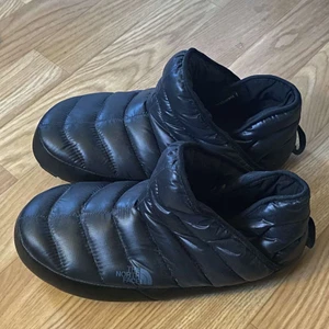 the north face skor - the north face skor/tofflor. i storlek 40-41 aldrig använd bara testade. köparen står för frakt 💚