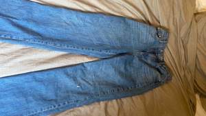 Ett par snygg jeans i storlek 34. Dem är långa i benen. (Jag kan fixa mått om någon vill) köpta för 359. Jag säljer dem för 200kr pris kan diskuteras. Köpare står för frakten.❣️❣️