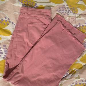 Rosa jeans från stradivarius i storlek 44. Dessa byxor är perfekt till våren med tanke på den rosa färgen. Byxorna är använda ett fåtal gånger och är som nya☺️