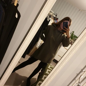 Hoodie klänning  - Jag på bilden är 177cm för referens. Använts ungefär 2 gånger.