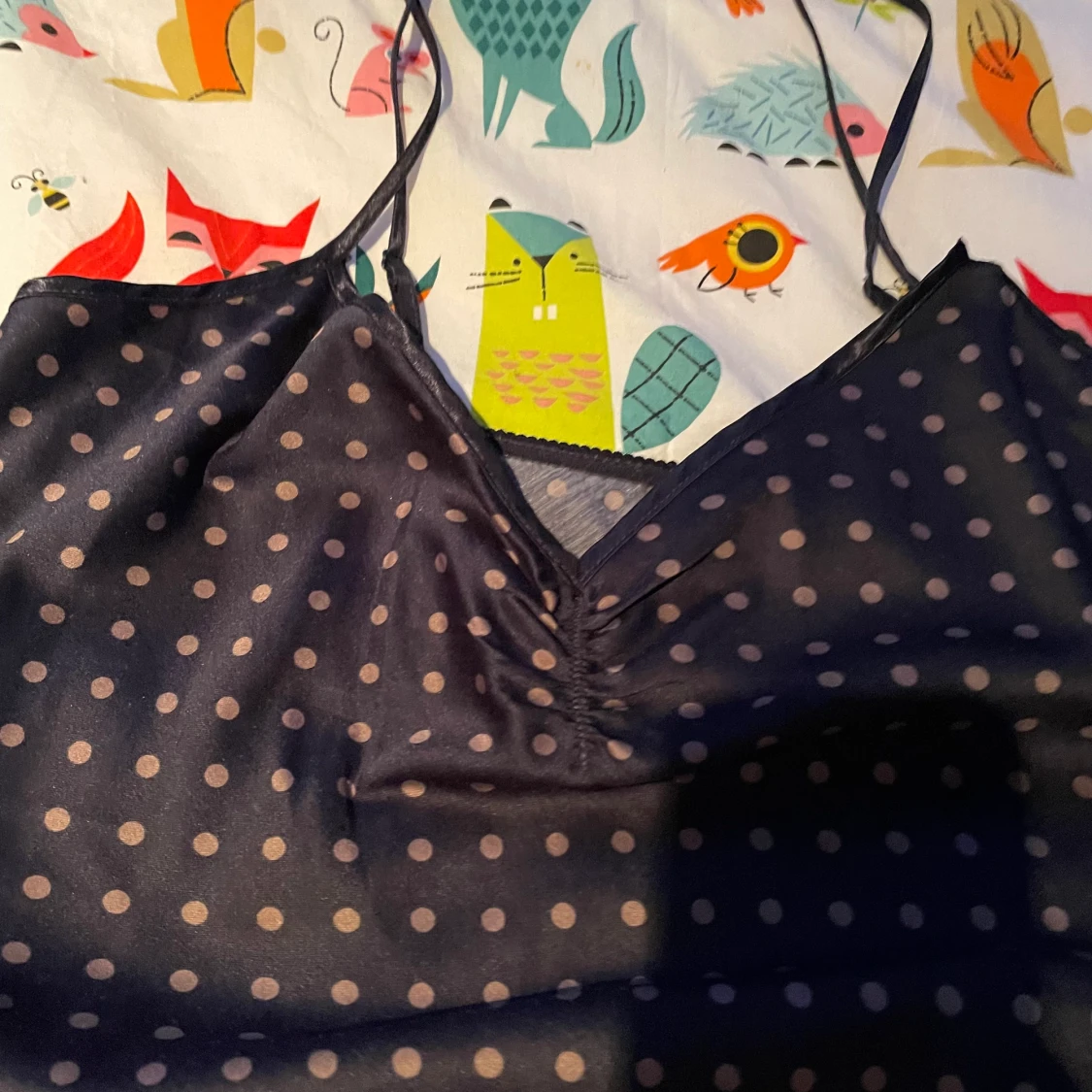 Marinblå prickig klänning - 90