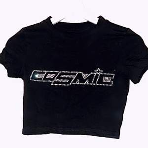 Oanvänd T-shirt med ”COSMIC” tryckt med glänsande pärlor! Storlek XS-S ungefär! Skriv privat om du har frågor 🖤