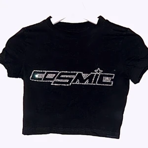 ”COSMIC” T-shirt 🎆 - Oanvänd T-shirt med ”COSMIC” tryckt med glänsande pärlor! Storlek XS-S ungefär! Skriv privat om du har frågor 🖤