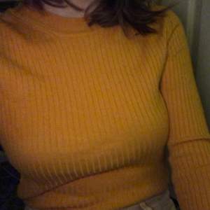 en skön tröja i en härlig gul färg i ett ribbstickat material💛 från h&m, knappt använd<3