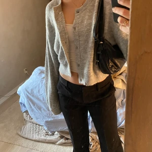 Grå kofta  - Grå tunt stickad kofta från H&M🤍🤍 endast använd ett fåtal gånger så den är i befintligt skick. Säljer då den inte kommer till användning längre. Storlek M men skulle mer säga att den är som en storlek S