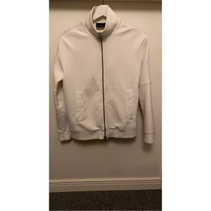 Armani  - En vit emporia armani tröja, köpt på johnells i örebro för ca 2-3 veckor sedan. Nypris 2400kr säljes för 1200kr vid snabb affär kan priset diskuteras, storlek S men sitter som M. Cond 9/10 säljes pg sugen på annat. (Limiterad och går inte att få tag på i butik)