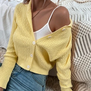 Gul stickad kofta - Gul stickad kofta som inte kommer till användning. ‼️‼️🦋 lagt ut MASSA nytt så in och checka min sida🦋‼️‼️ 📦Fraktar med spårbar frakt för 66 kr, får plats med många plagg i samma paket så frakten blir samma oavsett om du köper 1 plagg eller 5📦 ❇️den 12 mars doneras ALLT till välgörenhet så passa på❇️