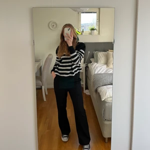 Randig stickad tröja  - Säljer denna randiga stickade tröjan från hm. Köptes för ca 6 månader sen och är i väldigt bra skick. Den är i storlek M men passar mer som en S. Skriv gärna vi frågor eller för fler bilder🌟