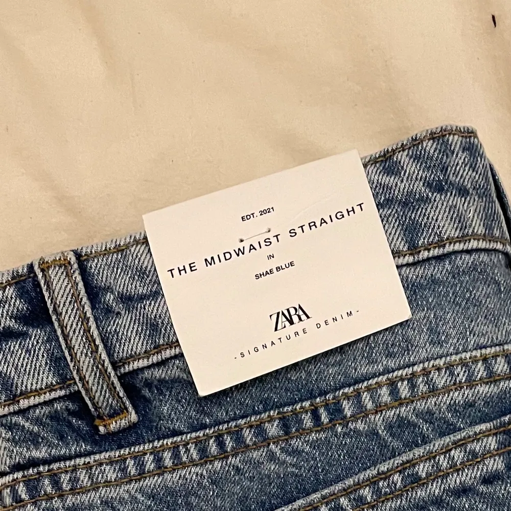 Säljer dessa midvaist jeans från zara, helt oanvända i storlek 36💕 skulle säga att färgen är lite ljusare än på bild. Dom liknar byxorna ”straight”. Jeans & Byxor.