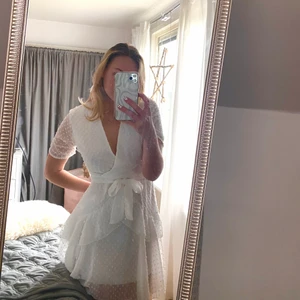 Klänning - Fin vit klänning perfekt för studenten! Den har inte kommit till användning då den är lite stor för mig tyvärr :(, storleken är S men passar mer en M, S/M. Kontakta mig om ni har några frågor eller om ni vill ha fler bilder 🥰🙌🏼